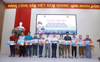 Trao cờ Tổ quốc và ảnh Bác tại sự kiện quan trọng ở Phú Quốc