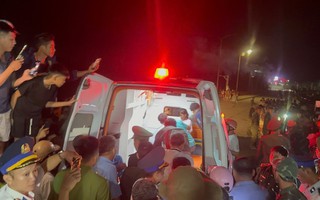 Hình ảnh hàng trăm người đón 2 người Lý Sơn sống sót kỳ diệu sau 2 ngày trôi dạt trên biển