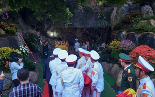 Truy điệu, an táng nhiều hài cốt liệt sĩ được tìm thấy trong Hang Tám Cô