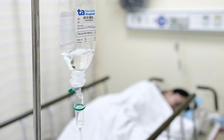 Niêm phong các tủ đựng thức ăn ở tiệm bánh mì cóc Cô Bích