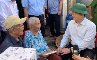 Phó Thủ tướng Mai Văn Chính thăm, tặng quà người dân bị thiệt hại bởi bão số 13 Kalmeagi