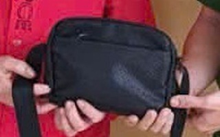 Tìm được chủ nhân của túi xách màu đen chứa trang sức bằng vàng và tiền mặt