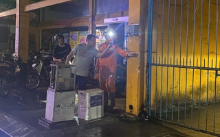 Nam thanh niên đang đi bộ gần tủ điện ở trung tâm TP HCM thì bất ngờ co giật, ngã xuống nguy kịch