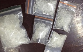 Nhân viên bảo vệ tổ chức "bay lắc" trong trường học