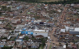 Lốc xoáy “chưa từng có” san bằng 90% thị trấn Brazil