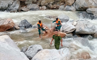 Nước lớn đột ngột đổ về, 5 em nhỏ tắm sông bị cuốn trôi