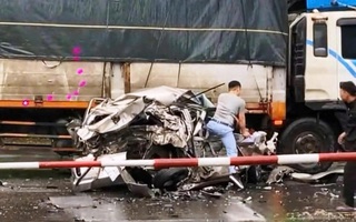 Vụ xe con bị vò nát: Thiết kế "mềm" giúp tài xế thoát chết