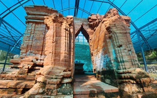 Bị Phó Chủ tịch TP Huế phê bình, cuộc "giải cứu" tháp Chăm hơn 1.200 năm tuổi ra sao?