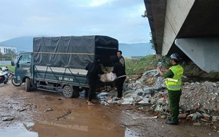 Mật phục bắt quả tang đổ thải trộm ở điểm nóng môi trường Đà Nẵng