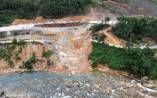 Cận cảnh hàng loạt điểm sạt lở nghiêm trọng trên tuyến cao tốc La Sơn – Hoà Liên