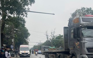 Đi khám bệnh về, cụ ông 79 tuổi va chạm với xe đầu kéo, bị cán tử vong