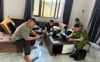 Công an triệu tập người cha xích con trong căn phòng bẩn thỉu