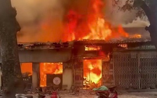 VIDEO: Hà Nội cháy lớn trên phố Lò Đúc, nhiều người hoảng sợ