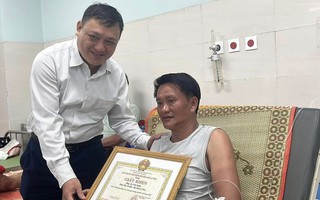 Hai người hùng lao ra biển cứu người ở Lý Sơn được tặng huân chương