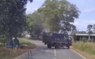 CLIP ghi lại vụ việc xe tải cán qua người nạn nhân 2 lần