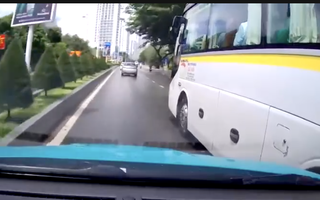 Tài xế xe khách ở Nha Trang bị phạt 5 triệu đồng vì vượt phải