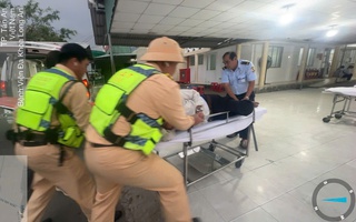 CLIP: Khoảnh khắc CSGT hỗ trợ khẩn cấp hành khách nghi nhồi máu cơ tim trên xe giường nằm