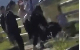 Nữ sinh lớp 10 ở Gia Lai bị nhóm lớp dưới đánh hội đồng