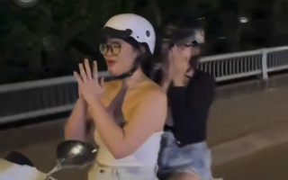 Sốc: Cô gái trẻ chắp tay lạy khi đang điều khiển xe máy