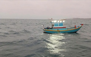 Phát hiện thi thể 1 người đàn ông trên thuyền nhỏ trôi tự do ở Phú Quý
