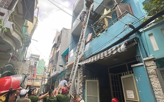 Cháy nhà ở TPHCM, cảnh sát cứu được 2 người