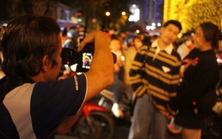 Thợ chụp ảnh dạo đắt khách mùa Giáng sinh 2025