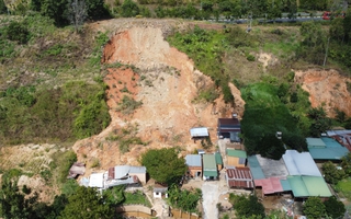 Hình ảnh hiện trường khu đồi ở Lâm Đồng sạt lở nghiêm trọng, di dời khẩn cấp nhiều hộ dân