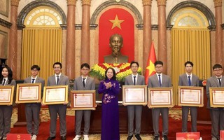 24 học sinh có thành tích xuất sắc nhận Huân chương Lao động
