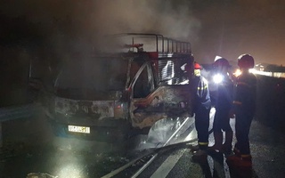 Xe bốc cháy dữ dội trên tuyến cao tốc Phan Thiết – Dầu Giây