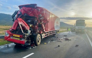 Xe tải va chạm khiến tài xế mắc kẹt ở cabin, đóng 1 đoạn cao tốc Vĩnh Hảo - Phan Thiết