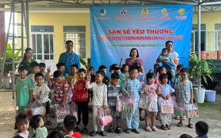 Tài xế xe ôm TPHCM đóng góp, tặng quà học sinh vùng lũ