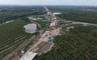 Ráo riết giải ngân vốn đầu tư công: Thuận lợi và thách thức