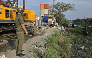 Công an điều tra thi thể xăm cá chép, hoa sen trên sông Sài Gòn