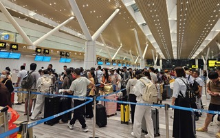 Vé máy bay Tết cạn nhanh, nhiều người chấp nhận bay đêm dù giá cao chót vót