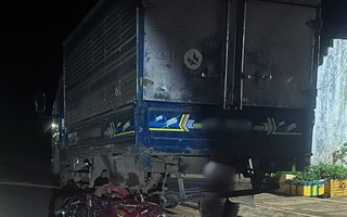 CLIP: Tông vào xe tải đang đậu, 3 người trên xe máy tử vong