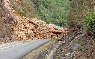 VIDEO: Sạt lở đất đá nghiêm trọng trên quốc lộ, 3 người nghi bị vùi lấp