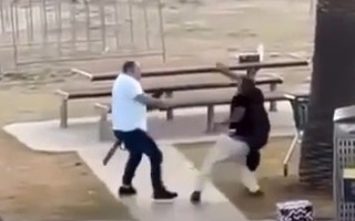 CLIP: Khoảnh khắc người dân tay không tước vũ khí của kẻ xả súng ở Úc