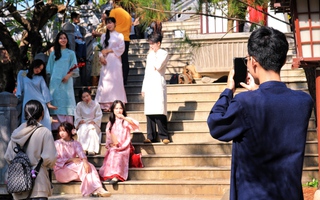 Giới trẻ TPHCM "lên đồ" chụp ảnh Tết sớm 