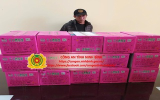 Phát hiện ô tô chở 2 bao tải hàng cấm in chữ nước ngoài