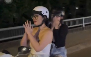 Vì sao tịch thu xe máy của cô gái trẻ có hành vi "chắp tay lạy" khi lái xe ở TPHCM?