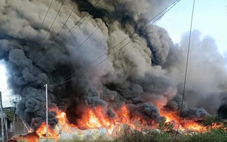 Cột khói cao ngút bốc lên từ 1 công ty ở phường Tân Hiệp, TPHCM