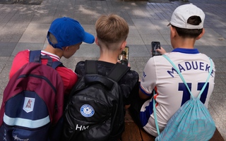 Làn sóng hạn chế mạng xã hội với trẻ em