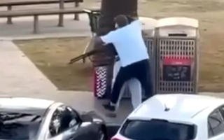 Tin thêm về người hùng tay không tước vũ khí của kẻ xả súng ở Úc