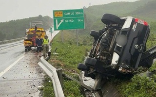 Ô tô mất lái, lật trên đường cao tốc Cam Lộ - La Sơn