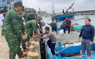 Cứu 6 ngư dân trên tàu cá bị sóng đánh chìm trên biển