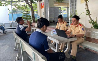 CLIP: Nam thanh niên buông 2 tay khi chạy xe máy để tháo mũ cho "đỡ vướng"