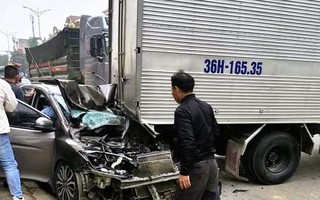 6 ô tô tông liên hoàn trên Quốc lộ 1A, 1 ô tô bẹp dúm