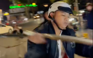 Bức xúc với thanh niên ném gánh hàng rong ở hồ Xuân Hương - Đà Lạt