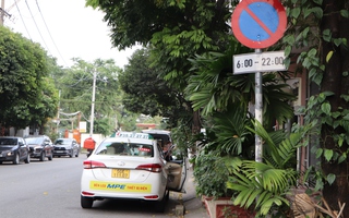 Taxi đỗ xe tràn lan xung quanh sân bay Tân Sơn Nhất