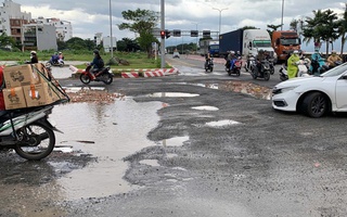 Đà Nẵng: Nút giao với đường ven biển chằng chịt ổ gà, đơn vị quản lý nói do mưa, bão gây ra